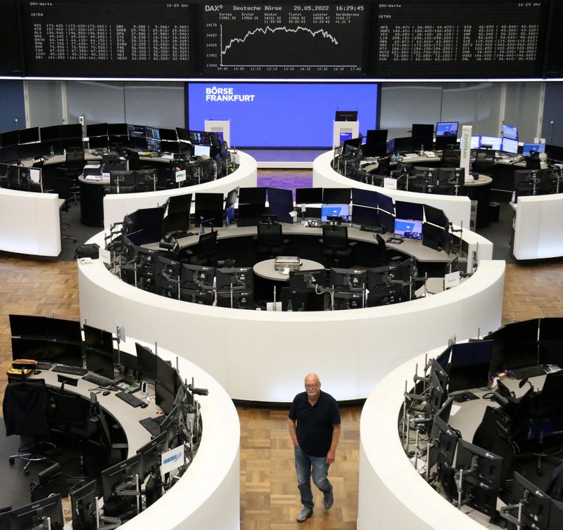 &copy; Reuters. شاشات تعرض بيانات مؤشر داكس الألماني في بورصة فرانكفورت يوم 20 مايو أيار 2022. تصوير: رويترز.