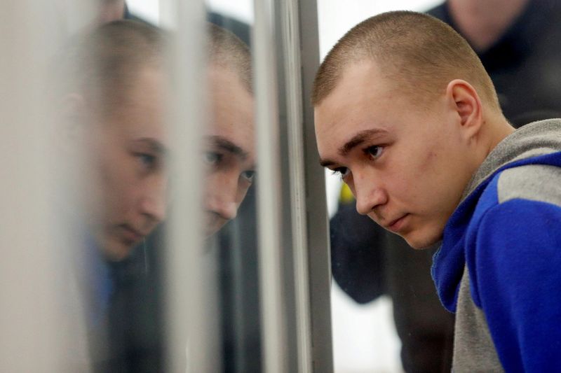 &copy; Reuters. Soldado russo Vadim Shishimarin durante audiência em tribunal de Kiev
23/015/2022 REUTERS/Viacheslav Ratynskyi