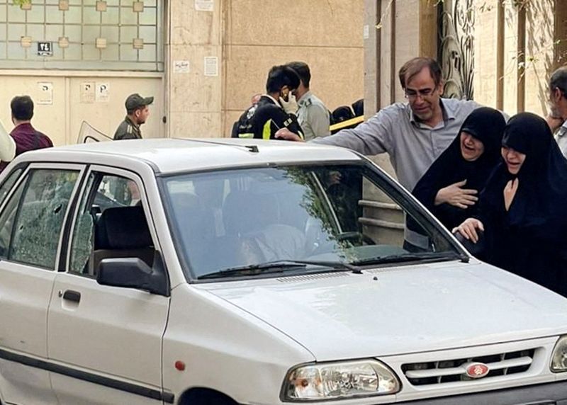 &copy; Reuters. Los familiares del coronel Sayad Khodai, miembro del Cuerpo de Guardias de la Revolución Islámica de Irán, lloran sobre su cuerpo en su coche después de que, según fuentes oficiales, dos asaltantes le dispararan en Teherán, Irán, el 22 de mayo de 2