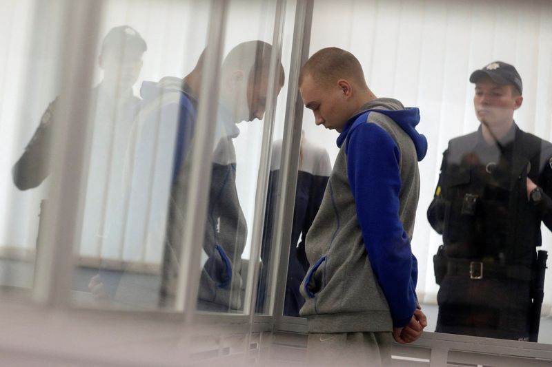 &copy; Reuters. الجندي الروسي فاديم شيشيمارين المتهم بارتكاب جرائم حرب خلال الغزو الروسي لأوكرانيا خلال جلسة استماع في محكمة بكييف يوم الاثنين. تصوير: فيات