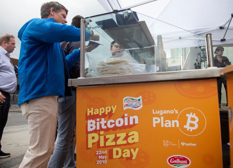 © Reuters. Free pizza is offered during the 