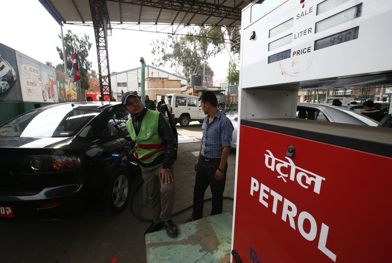 &copy; Reuters. FILE PHOTO: A petrol pump attendant (L) fills petrol on a car at Saja Petrol pump in Kathmandu, Nepal, January 27, 2016. REUTERS/Navesh Chitrakar