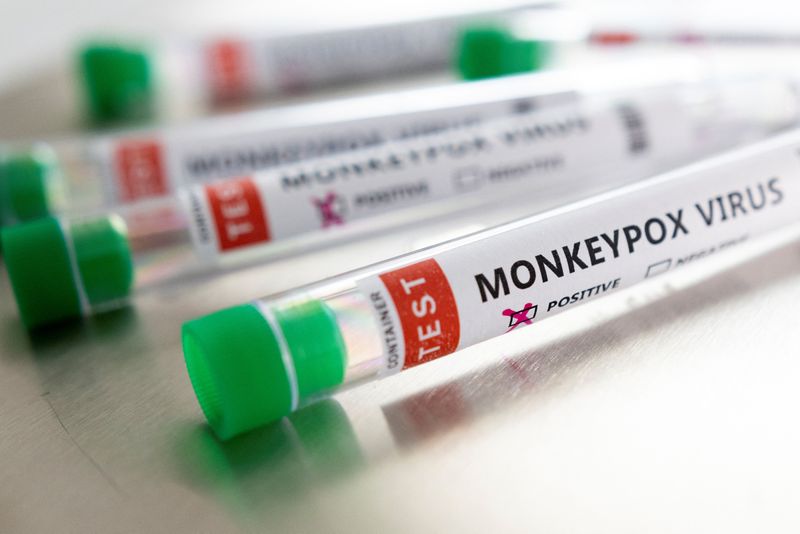 &copy; Reuters. Tubos de ensayo etiquetados como "Positivo al virus de la viruela del mono" en esta ilustración tomada el 22 de mayo de 2022. REUTERS/Dado Ruvic
