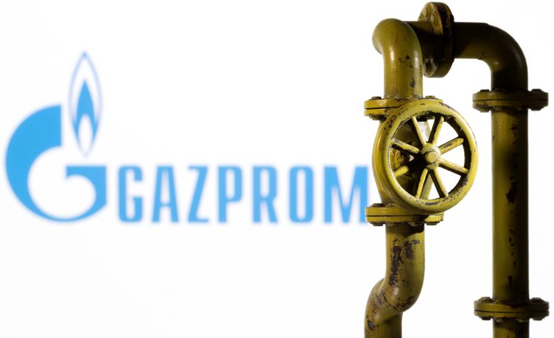 &copy; Reuters. Il logo Gazprom e una miniatura di un gasdotto. REUTERS/Dado Ruvic
