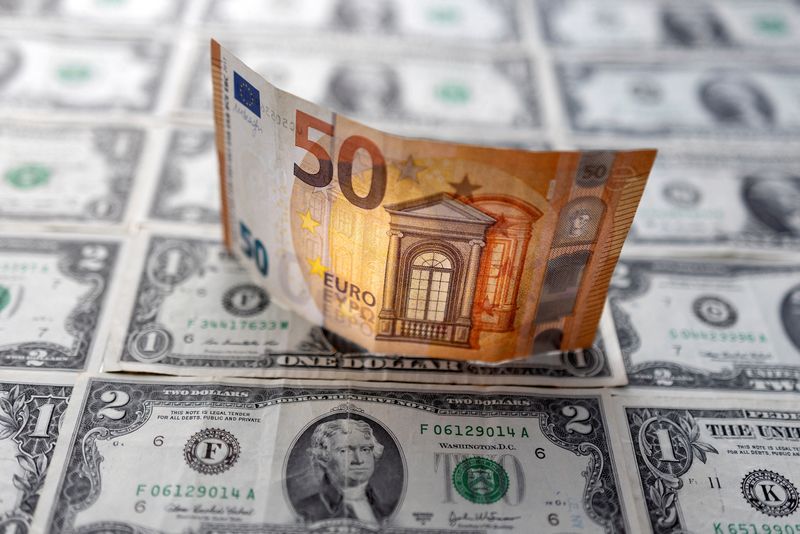 &copy; Reuters. Ilustración fotográfica con un billete de 50 euros sobre dólares. 14 febrero 2022. REUTERS/Dado Ruvic