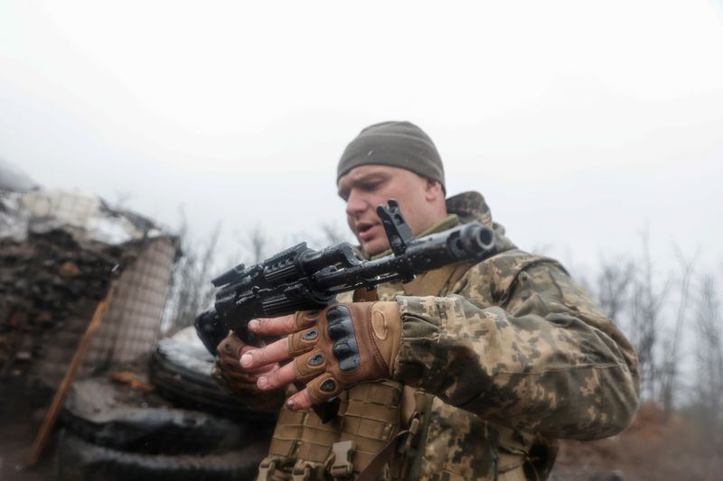 &copy; Reuters. Soldado ucraniano segura fuzil de assalto AK-74 na região de Donetsk
13/04/2022 REUTERS/Serhii Nuzhnenko