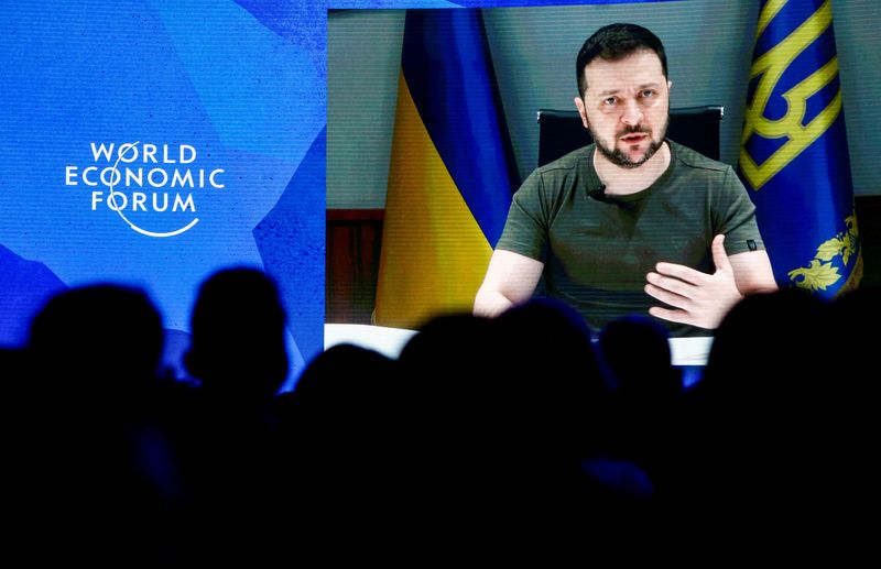 &copy; Reuters. Le président ukrainien Volodimir Zelensky a déclaré lors du Forum économique mondial de Davos, lundi, que le monde se trouvait à un tournant et devait renforcer les sanctions contre la Russie, afin d'avertir les autres pays qui envisagent de faire us