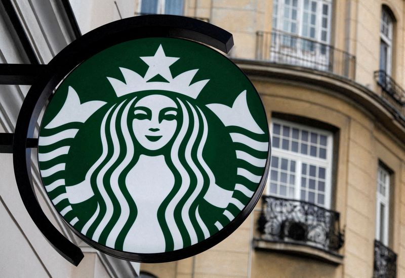 &copy; Reuters. El logo de Starbucks fuera de una cafetería de Starbucks en Varsovia