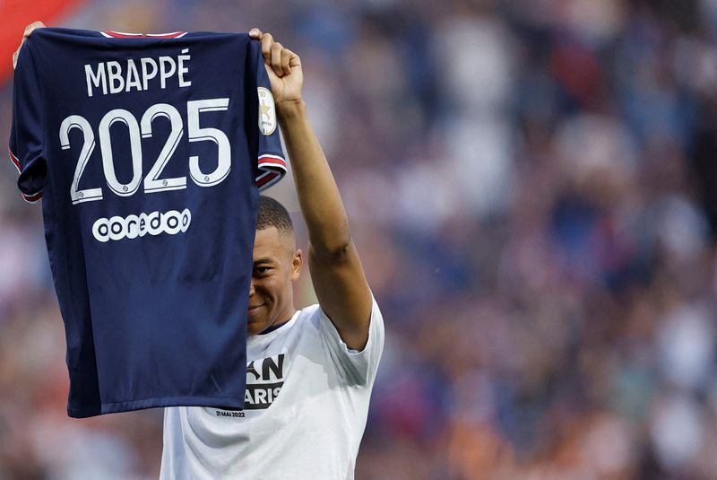 &copy; Reuters. Atacante Kylian Mbappé segura  camisa em comemoração à sua renovação de contrato com Paris Saint-Germain antes de partida contra o Metz pelo Campeonato Francês
21/05/2022 REUTERS/Christian Hartmann 