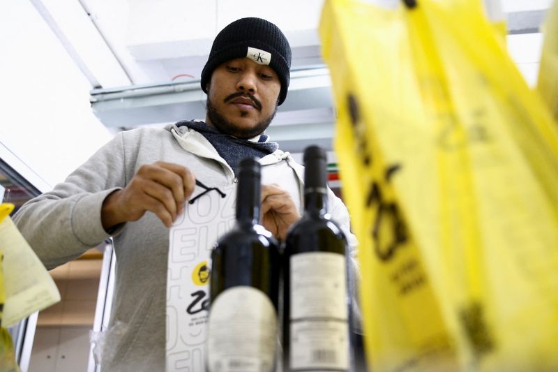 © Reuters. A Ze Delivery employee gets a beverage order ready for delivery, in Sao Paulo, Brazil May 18, 2022. REUTERS/Carla Carniel