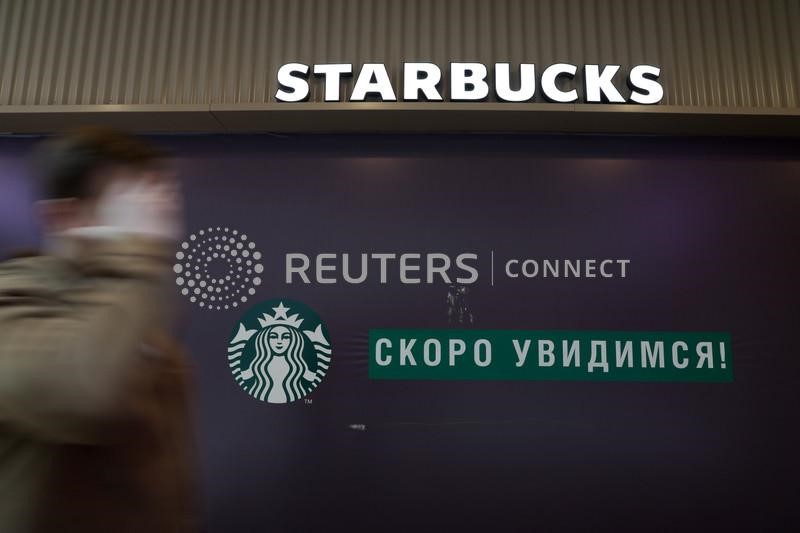 &copy; Reuters. Un uomo passa davanti ad uno Starbucks café chiuso a San Pietroburgo. 23 maggio 2022. REUTERS/Anton Vaganov