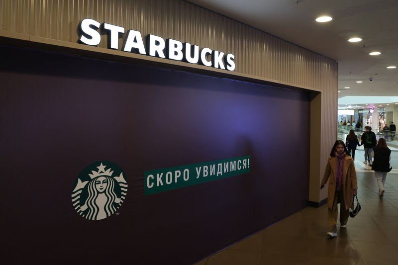 © Reuters. A woman walks past a closed Starbucks cafe in central Saint Petersburg, Russia May 23, 2022.  REUTERS/Anton Vaganov