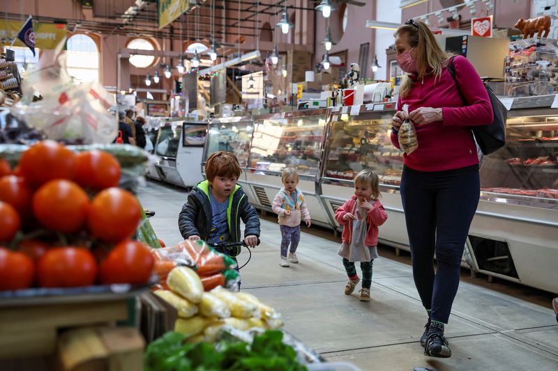 &copy; Reuters. FILE PHOTO: People shop at the Eastern Market in Washington, U.S., February 11, 2022. REUTERS/Brendan McDermid