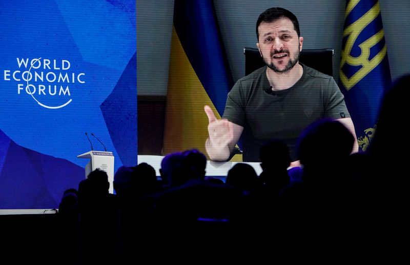 &copy; Reuters. ウクライナのゼレンスキー大統領は２３日、「ダボス会議」でビデオ演説し、同国でロシアが侵攻を続けていることを踏まえ、世界は転換点に直面していると主張した。（２０２２年　ロイ