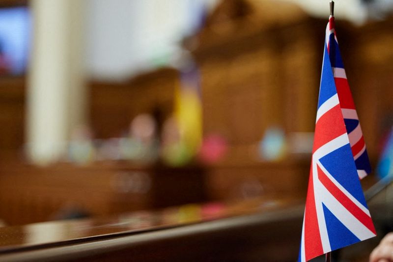 &copy; Reuters. FOTO DE ARCHIVO: La bandera británica durante una sesión de un parlamento al que asisten el presidente de Ucrania, Volodímir Zelenski, y el primer ministro británico, Boris Johnson, a través de un enlace de vídeo, mientras continúa el ataque de Rus