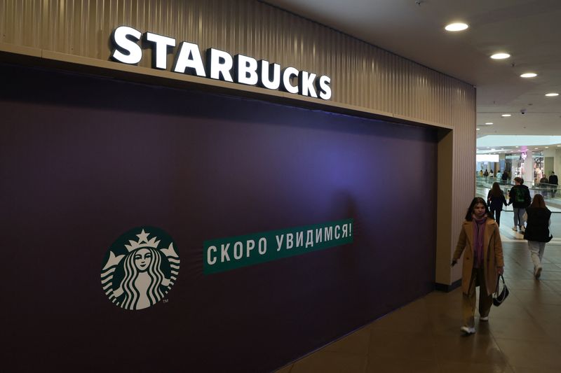 &copy; Reuters. Starbucks a annoncé lundi qu'il allait se retirer du marché russe après près de 15 ans, emboîtant le pas à d'autres multinationales occidentales. /Photo prise le 23 mai 2022/REUTERS/Anton Vaganov