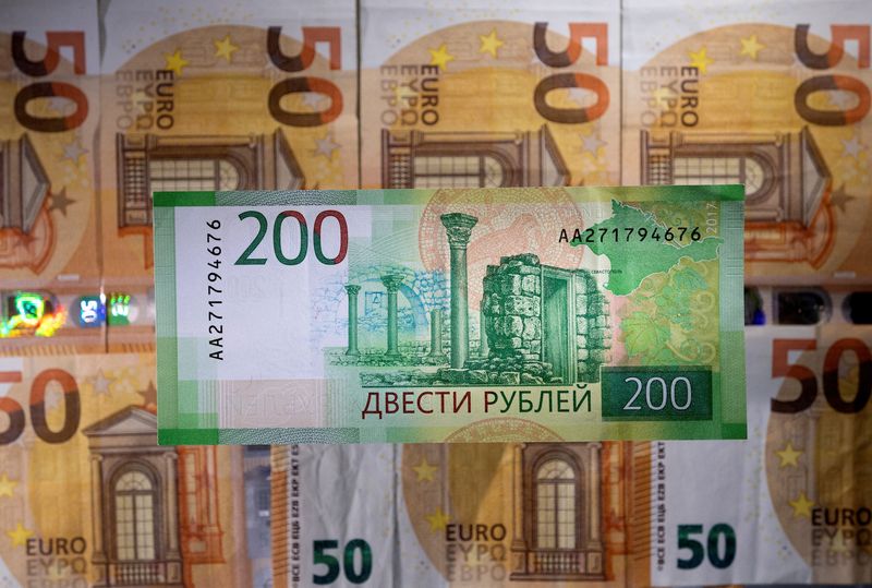 &copy; Reuters.  ورقة نقدية من فئة الروبل الروسي على مجموعة من الأوراق النقدية من فئة اليورو في الأول من مارس آذار 2022. تصوير: دادو روفيتش - رويترز.