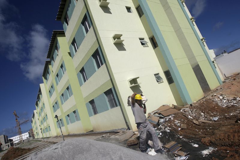 © Reuters. Construção de moradias populares em Olinda (PE) 
07/05/2010
REUTERS/Bruno Domingos