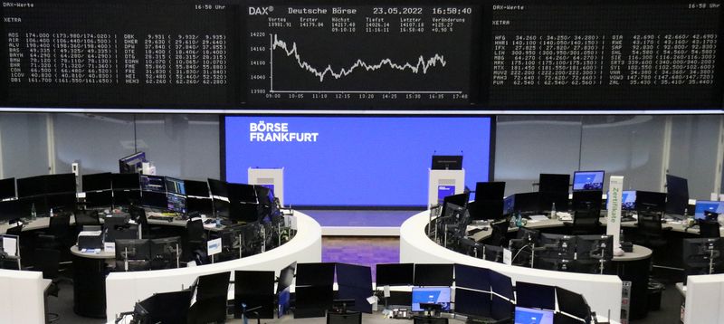 &copy; Reuters. شاشة تعرض بيانات مؤشر داكس الأوروبي في بورصة فرانكفورت يوم الاثنين. تصوير: رويترز. 