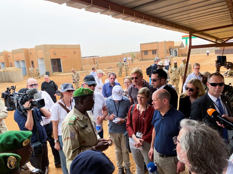 &copy; Reuters. المستشار الألماني أولاف شولتس في معسكر لتدريب القوات الخاصة في تيليا بالنيجر يوم الاثنين. تصوير: اندرياس رينكه - رويترز. 