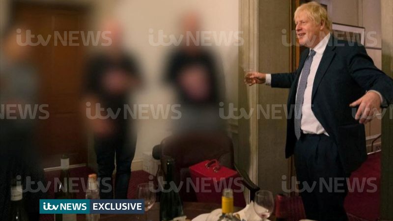 Nuevas fotos del primer ministro británico bebiendo reavivan la polémica del 