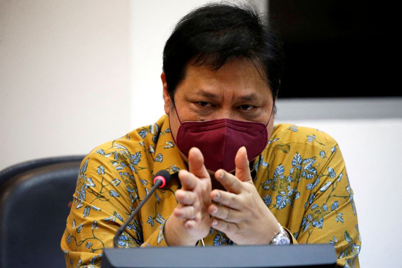 &copy; Reuters. FILE PHOTO: Airlangga Hartarto, Indonesia's Coordinating Minister for Economic Affairs, wearing a protective mask gestures as he talks during an interview with Reuters at the Presidential Palace in Jakarta, Indonesia, November 13, 2020. REUTERS/Willy Kurn