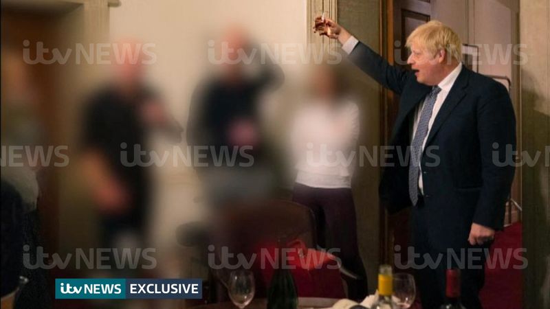&copy; Reuters. Premiê britânico, Boris Johnson, ergue copo durante festa na residência oficial de Downing Street, em Londres, durante pandmia de Covid-19
13/11/2020 ITV News/Divulgação via REUTERS