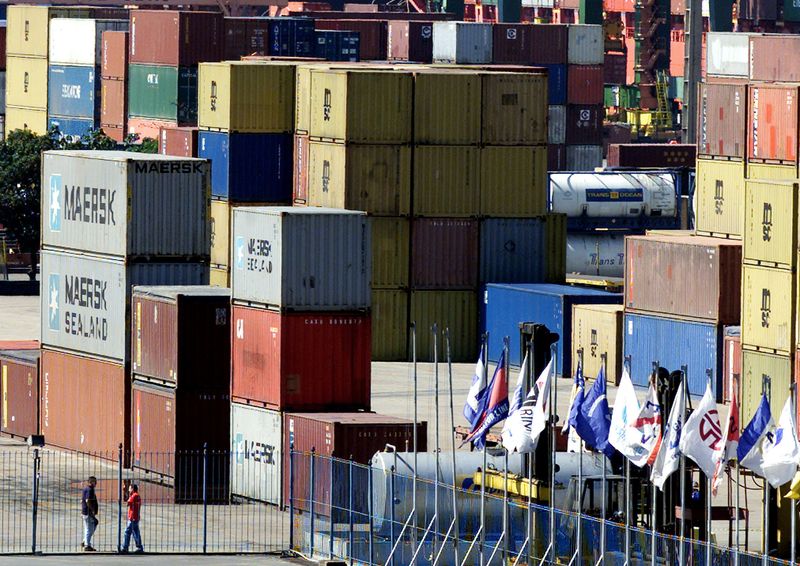 © Reuters. Containers dispostos em porto em Santos
14/08/2003
REUTERS/Bruno Domingos.