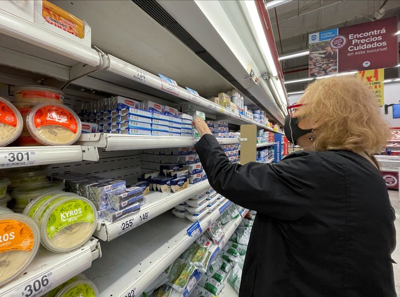 &copy; Reuters. FILE PHOTO - A woman shops in a supermarket, in Buenos Aires, Argentina May 4, 2022. Picture taken May 4, 2022. REUTERS/Agustin Marcarian
