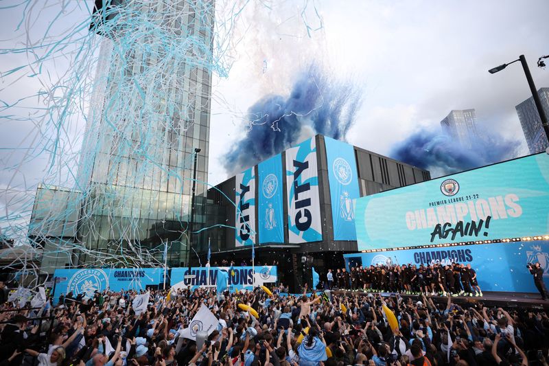 Torcida do Manchester City festeja título até o sol raiar