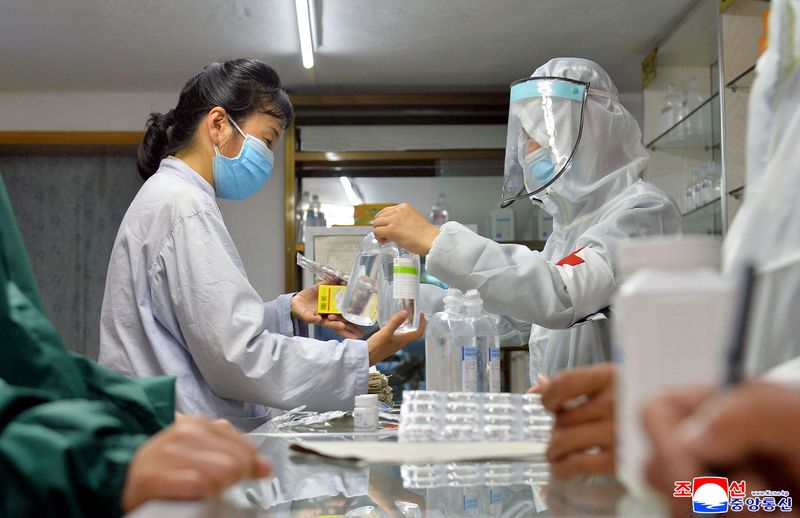 &copy; Reuters. Médicos das Forças Armadas envolvidos na distribuição de medicamentos em  Pyongyang, em foto distribuída pela agência oficial norte-coreana KCNA em 23/05/2022
KCNA via REUTERS