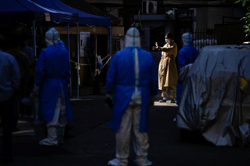 &copy; Reuters.  ５月２３日、  ロイターの集計によると、新型コロナウイルスの感染者は世界全体で５億２３０６万人を超え、死者は６６７万２００４​人となった。上海で２２日撮影（２０２２年　ロイ