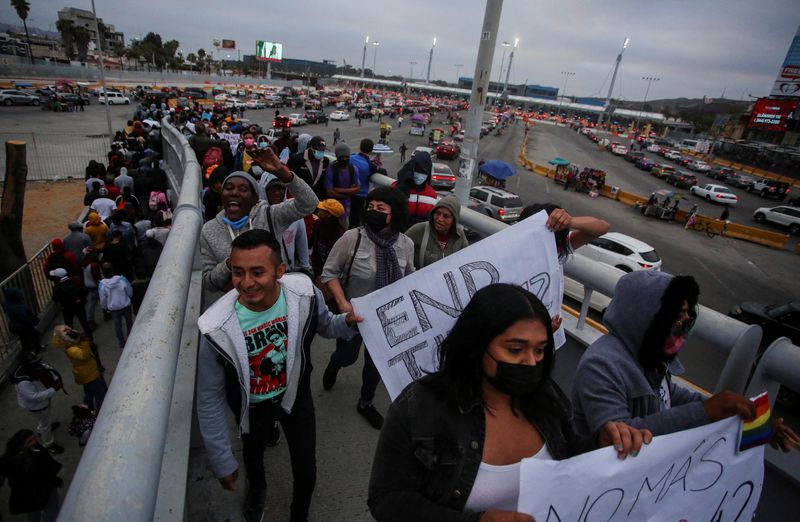 &copy; Reuters. Migrantes protestam contra restrições a asilo nos EUA em Tijuana, no México
22/05/2022
REUTERS/Jorge Duenes
