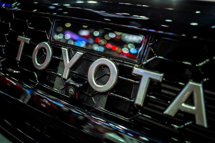 &copy; Reuters. トヨタ自動車は２４日、６月の世界生産は８５万台程度を見込んでいると発表した。写真は、同社のロゴ。２０２２年３月２２日にバンコクで撮影。（２０２２年　ロイター／Athit Perawongmeth