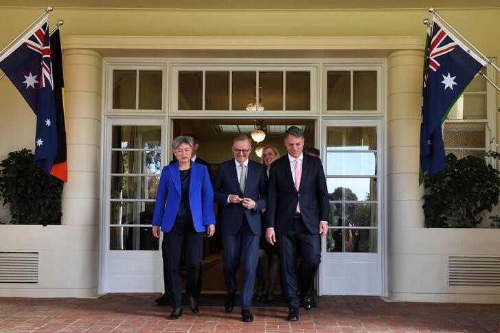 &copy; Reuters. マールズ豪副首相は２４日、オーストラリアと中国の関係は引き続き困難なものになるとの認識を示した。写真は、新政権発足後に政府庁舎から出てくる同副首相（右）とアルバニージー首