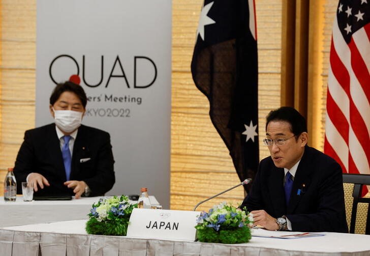 &copy; Reuters. 日本、米国、オーストラリア、インド４カ国の首脳会合が２４日、首相官邸で始まった。写真は、同会合で発言する岸田首相（右側）。（２０２２年　ロイター／Jonathan Ernst）