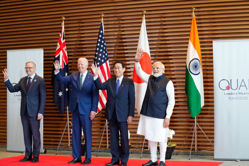 © Reuters. Prime Minister of Australia Anthony Albanese, U.S. President Joe Biden, Prime Minister of Japan Fumio Kishida, Prime Minister of India Narendra Modi, pose for photos at the entrance hall of the Prime Minister’s Office of Japan in Tokyo, Japan, May 24, 2022. Zhang Xiaoyu/Pool via REUTERS