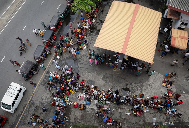 &copy; Reuters. FILE PHOTO: People wait in a queue to buy kerosene at a fuel station, amid the country's economic crisis in Colombo, Sri Lanka, May 18, 2022. REUTERS/Adnan Abidi