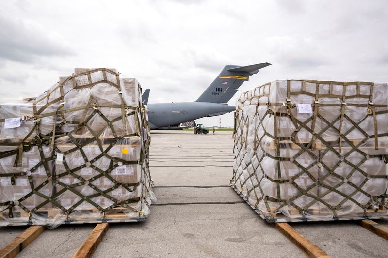 &copy; Reuters. FILE PHOTO: Crew members of an Air Force C-17 aircraft unload Nestle baby formula after its arrival from Ramstein Air Base in Germany, in Indianapolis, Indiana, U.S. May 22, 2022. Doug McSchooler/USA TODAY NETWORK via REUTERS 