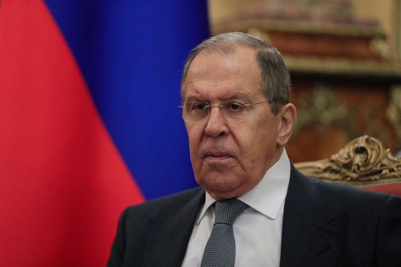 &copy; Reuters. Le ministre russe des Affaires étrangères, Sergueï Lavrov, a déclaré lundi que la Russie étudierait toute offre des Occidentaux pour rétablir leurs liens et déterminerait alors si cela est nécessaire, mais que la priorité du pays était de déve