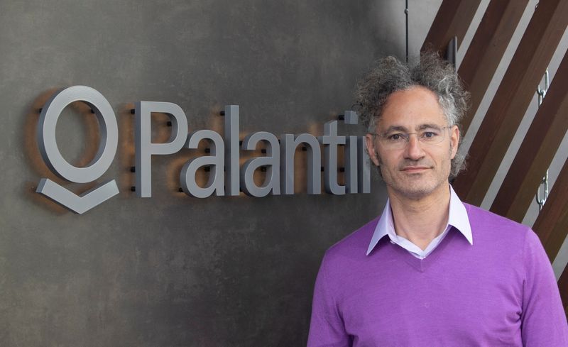 © Reuters. Alex Karp, CEO of Palantir Technologies poses beside the company's logo ahead of an interview with Reuters in the Alpine resort of Davos, Switzerland May 23, 2022. REUTERS/Arnd Wiegmann