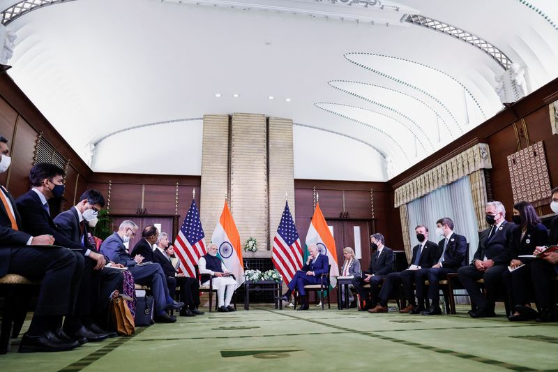 &copy; Reuters. El presidente de Estados Unidos, Joe Biden, y el primer ministro de la India, Narendra Modi, mantienen una reunión bilateral junto a la cumbre de la Quad en el Palacio Kantei de Tokio, Japón, 24 de mayo de 2022. REUTERS/Jonathan Ernst