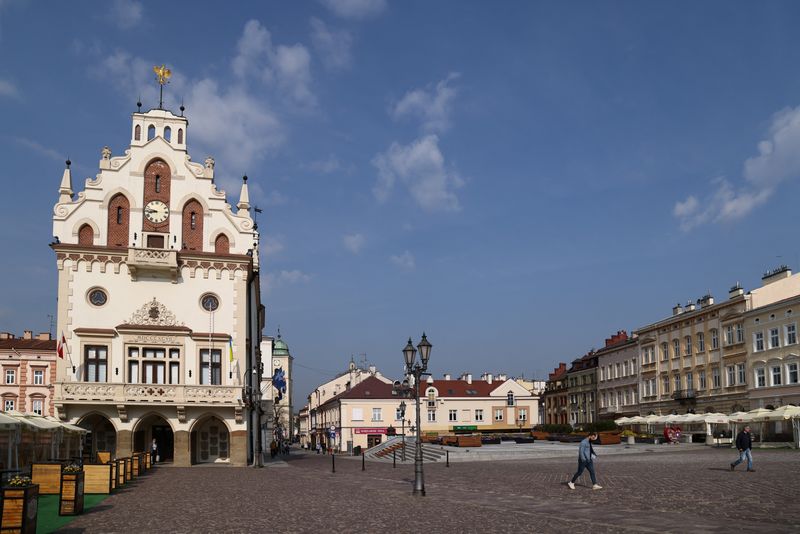 © Reuters. FILE PHOTO: A general view of the old market place with the town hall in Rzeszow, Poland April 29, 2022. REUTERS/Kuba Stezycki