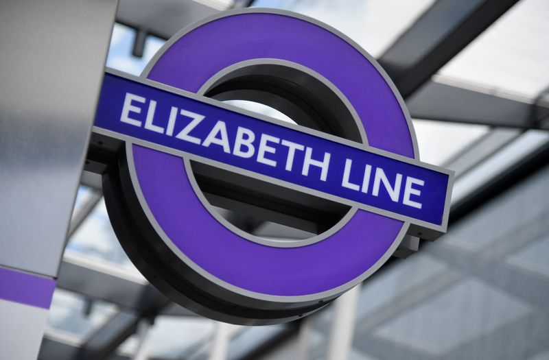 &copy; Reuters. لافتة تحمل "خط إليزابيث" خلال احتفال باكتمال خط إليزابيث في محطة بادينجتون في لندن يوم 17 مايو أيار 2022. تصوير: توبي ميلفيل - رويترز