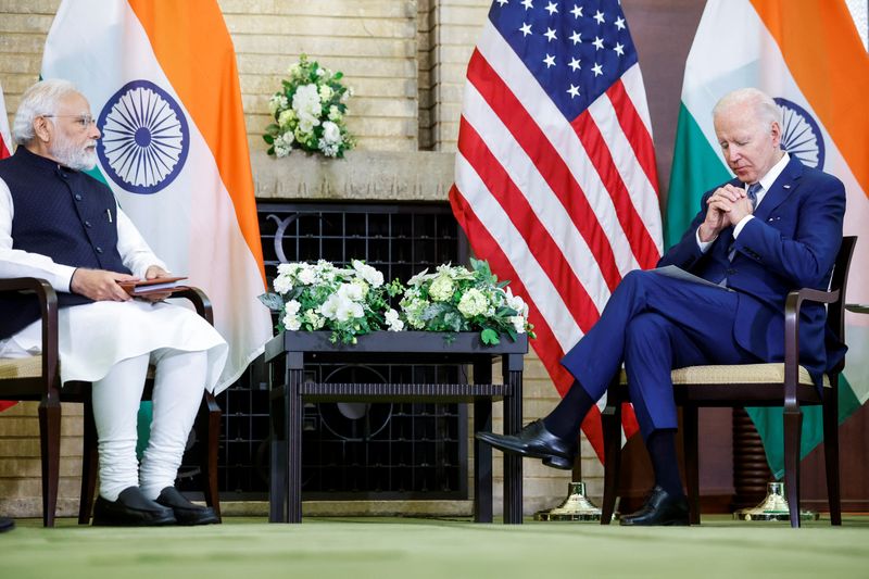 &copy; Reuters. رئيس الوزراء الهندي ناريندرا مودي والرئيس الأمريكي جو بايدن خلال اجتماع في طوكيو يوم الثلاثاء. تصوير: جوناثان إرنست - رويترز.