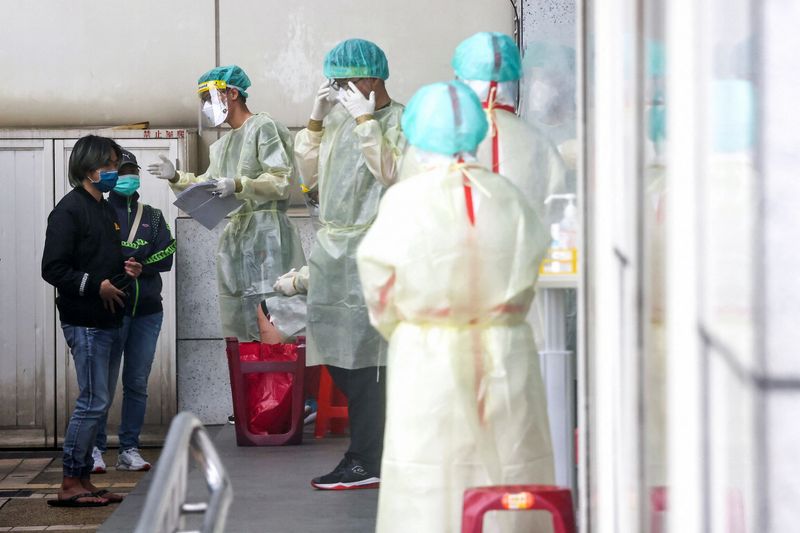 &copy; Reuters. People wait to get a coronavirus disease (COVID-19) test in Taipei, Taiwan, May 24, 2022. REUTERS/Ann Wang