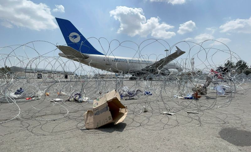 © Reuters. طائرة تجارية في مطار حامد كرزاي الدولي بعد يوم واحد من انسحاب القوات الأمريكية في كابول يوم 31 أغسطس آب 2021. صورة لرويترز.