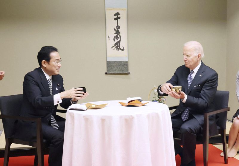 &copy; Reuters. U.S. President Joe Biden experiences a traditional tea ceremony with Japan's Prime Minister Fumio Kishida during a private dinner in Tokyo, Japan May 23, 2022, in this photo released by Japan's Cabinet Public Relations Office via Kyodo.  Japan's Cabinet P