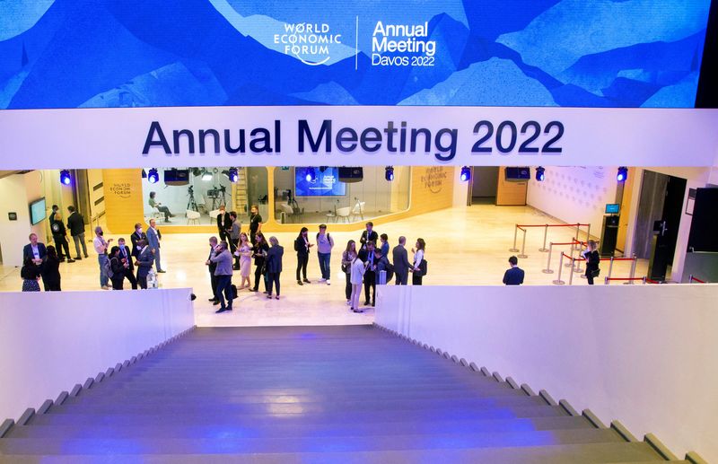 &copy; Reuters. أناس يزورون مركز المؤتمرات مقر المنتدى الاقتصادي العالمي في منتجع دافوس في سويسرا يوم 21 مايو أيار 2022. تصوير: أرند فيجمان - رويترز.