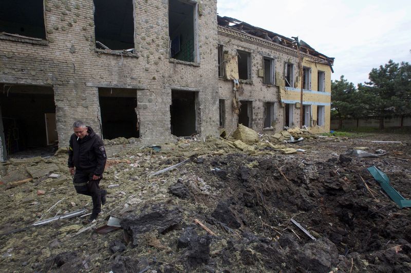 &copy; Reuters. Policial caminha perto de escola danificada por ataque militar russo na região de Donetsk
22/05/2022 REUTERS/Anna Kudriavtseva